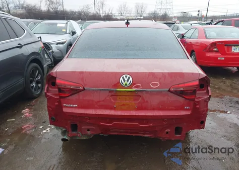 2017 Volkswagen Passat 1.8T R-Line z USA, uszkodzony, nr VIN 1VWDT7A31HC034885